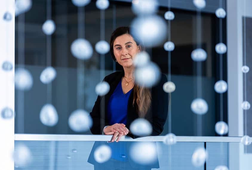 Scientist Lucia Peixoto portrait.