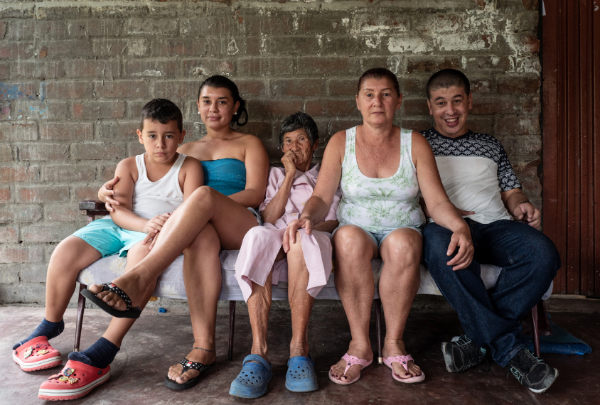 Juan Pablo Quintero, Sara Quintero, Soledad Quintero, Rosario Quintero, Yeison Quintero, pose for a group portrait in Ricaurte, Valle del Cauca, on July 28, 2018.