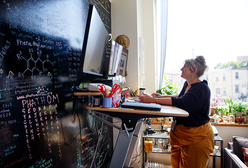 Scientist Gül Dölen in her office, working at computer.