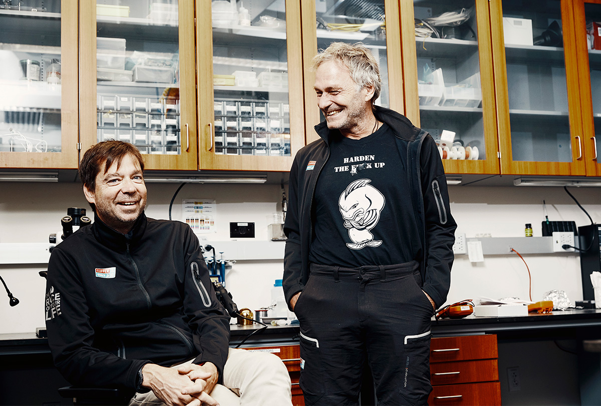 Florian Engert and Bence Ölveczky in a lab.