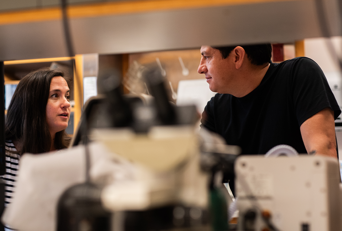 Naama Reicher and Diego Bohoquez talk in the lab.