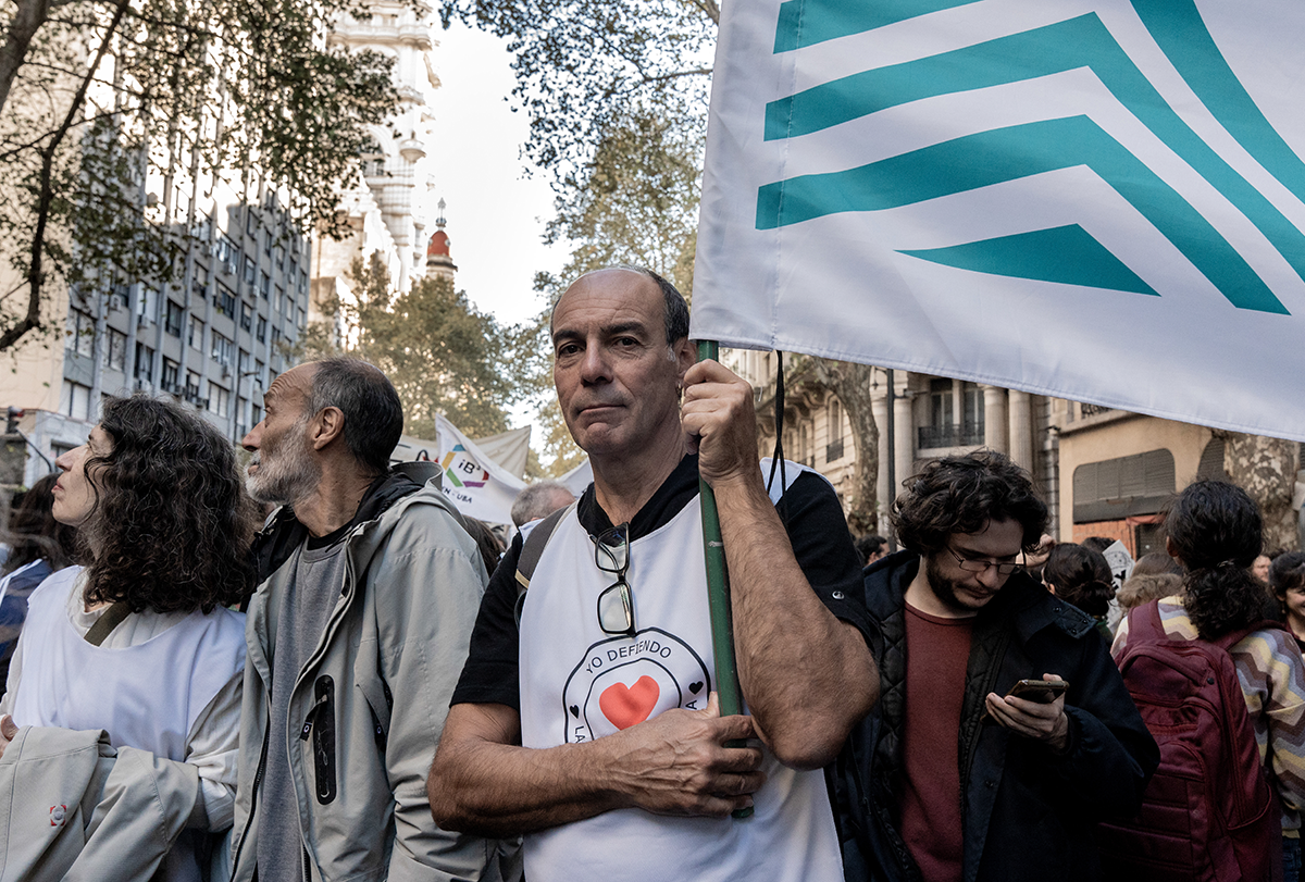 Los manifestantes llevan carteles y cantan en las calles de Buenos Aires.