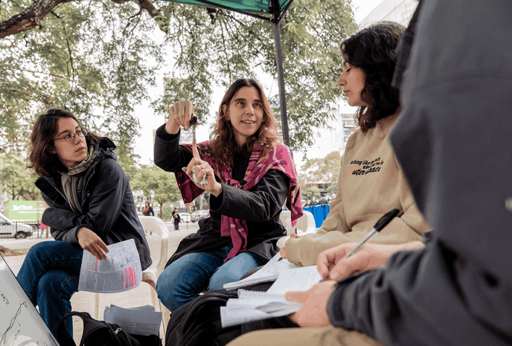 A neurocientista Julieta Sztarker realiza uma atividade educativa ao ar livre para o público em geral na Plaza Italia, em Buenos Aires.