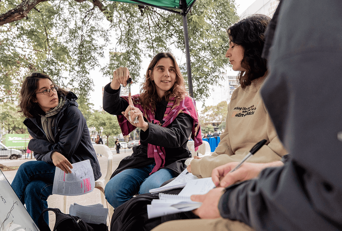 A neurocientista Julieta Sztarker realiza uma atividade educativa ao ar livre para o público em geral na Plaza Italia, em Buenos Aires.