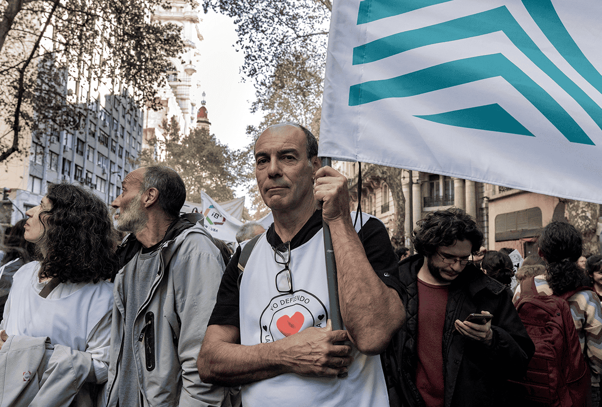 Manifestantes carregam cartazes e gritam palavras de ordem nas ruas de Buenos Aires.